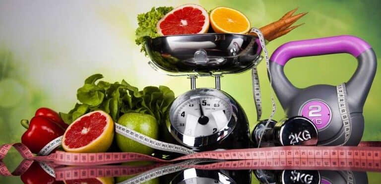 כיצד להמנע מהסכנות שבדיאטה - בתמונה פירות, ירקות, סרט מדידה ומכשירים לתרגילי כוח