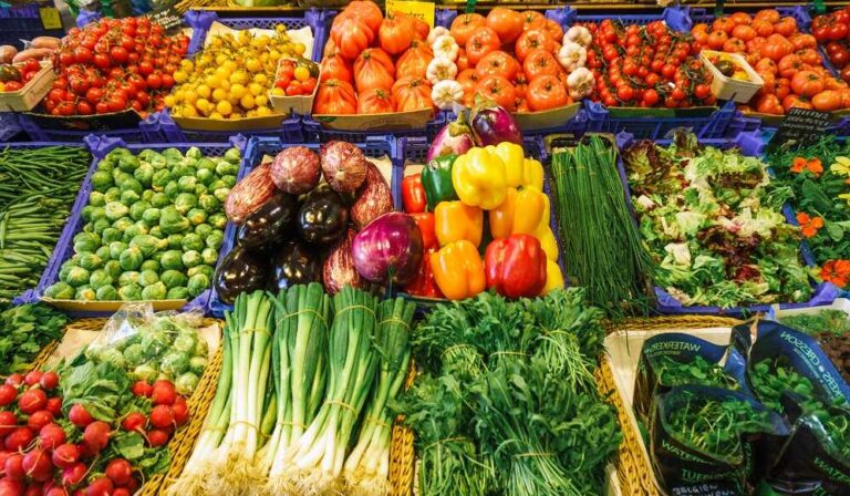 עשר הטעויות הנפוצות במעבר לטבעונות - בתמונה שפע ירקות בדוכן בשוק