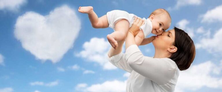 חלב אם - הכי בריא לתינוק, אבל... - בתמונה אמא מניפה תינוק לשמיים ומנשקת אותו