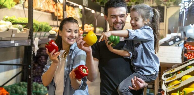 המזון שיגרום לכם להיות מאושרים - בתמונה משפחה שמחה קונה ירקות