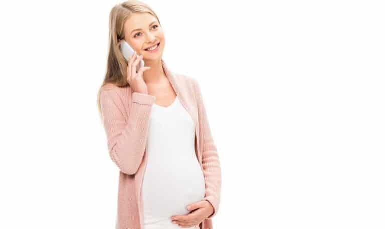 השפעת קרינה סלולרית על העובר בזמן הריון - בתמונה אישה הרה מדברת בטלפון נייד