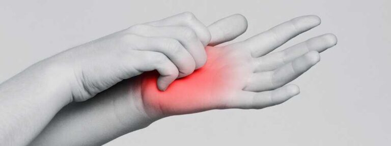 פריצת דרך בטיפול טבעי בפסוריאזיס ואטופיק דרמטיטיס - בתמונה יד ובה אזור אדום שמגרדת היד השניה
