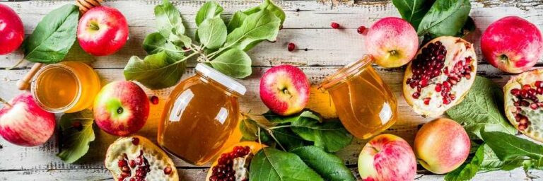 למה אוכלים דווקא תפוח בראש השנה? בתמונה - תפוחים, רימונים וצנצנות דבש