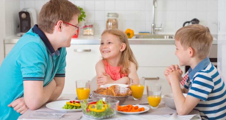 מניעת השמנה אצל ילדים ונוער - פתרון שהוכח מדעית - בתמונה אב וילדים אוכלים ושמחים