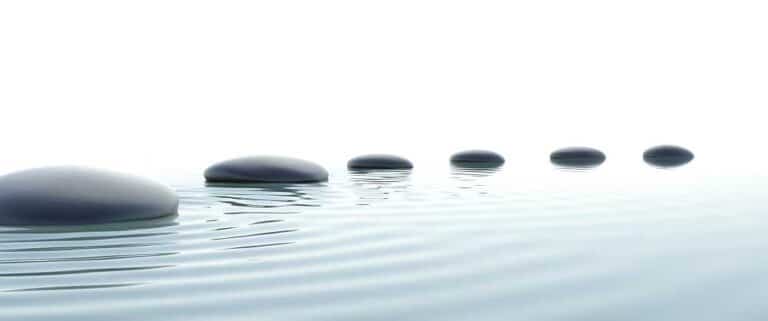 הגורם הרוחני המפריע לריפוי מחלות - בתמונה אבנים על פני מים