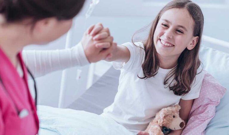 מה שהרופא שלך לא יספר לך על מחלת החצבת - בתמונה ילדה ורופאה אוחזות ידעעם בשמחה