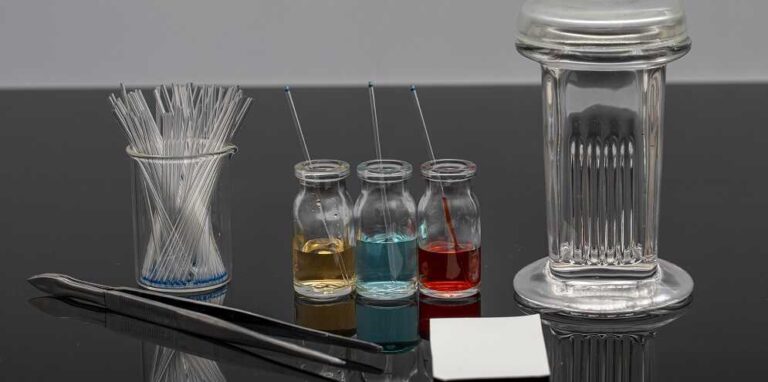 חיסונים ללא כל צנזורה - פרק ג' - בתמונה בקבוקונים במעבדה בהם תמיסות בצבעים שונים