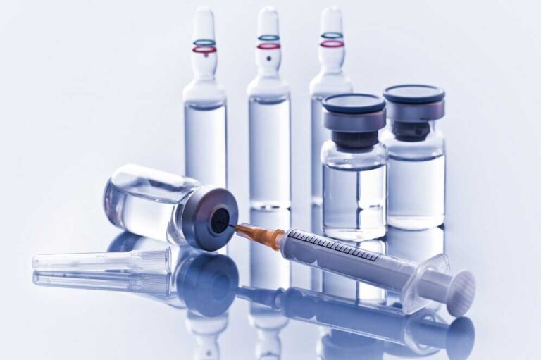 חיסונים ללא כל צנזורה - בתמונה בקבוקוני תמיסות ומזרק