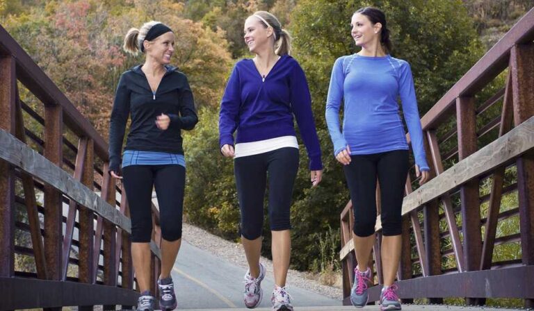הליכה – הפעילות הגופנית הנפוצה בעולם עולה על שולחן הניתוחים - בתמונה שלוש נשים הולכות עם בגדי ספורט